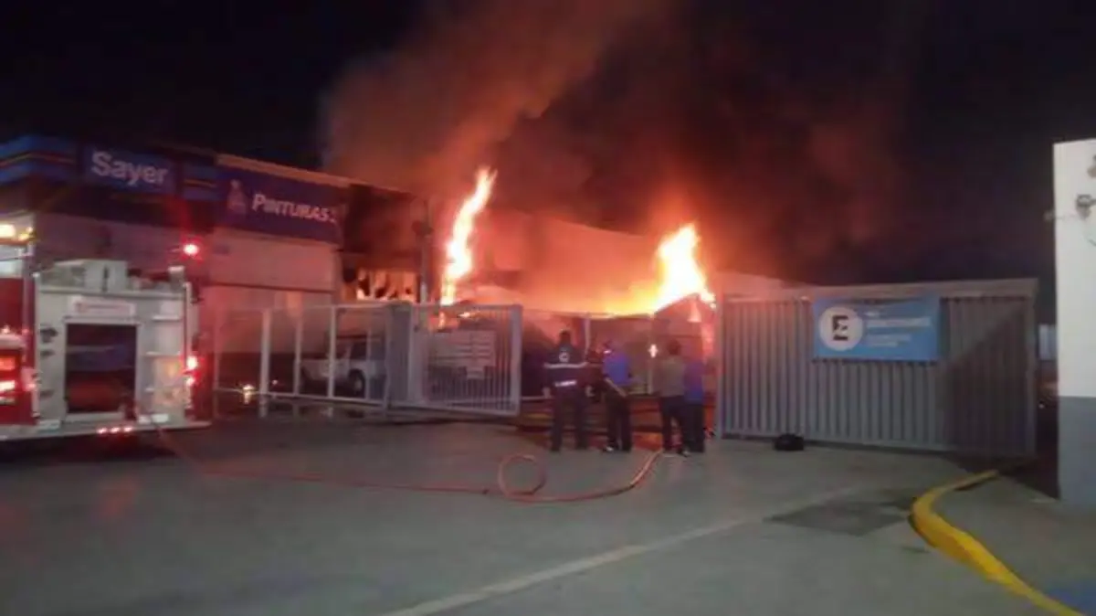 Clausuran fábrica de pinturas en la 57 tras incendio (2)